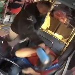 バスの乗客が運転手にブチギレ、金属製の魔法瓶で運転手を殴打