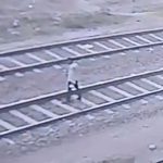 歩く場所を間違えた男、線路の上でスマホをいじっていたら列車に轢かれる