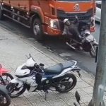 信号守って一時停止していただけなのに…停車していたバイク、後ろからトラックに轢かれる