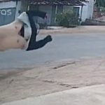 車とバイクが衝突事故→バイカー、空中を回転しながら飛ばされる