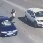 堂々と道路を横断する男、走ってきた車にぶつかって体が回転する