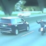 車相手に挑発するバイカーに車の運転手ブチギレ→バイカーにタックル