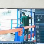 スマホに夢中すぎる中国人、気付かずにエレベーターから落下