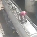 タバコを吸いながらタンカーの上で作業する作業員、爆発で吹き飛ぶ