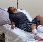 死にかけている狂犬病の女、ベッドの上で拘束されながら大暴れ
