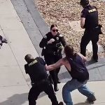 デモ隊の男、警察に抵抗→3人の警官をぶん殴り、逃走に成功