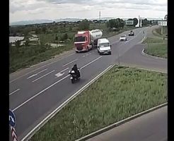 168636868470f55db8e8.mp4-3