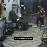 ショットガンを乱射する男に突進、テイクアウトすることに成功