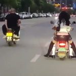 急に曲がってくるなよ…2人乗りのオートバイ、左折してきた車と激突