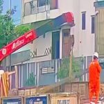 仕事していただけなのに…作業員の頭上にコンクリートポールが落ちる
