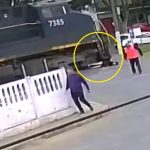 止めていたのに…小走りで線路を横断しようとするBBA、列車に轢かれる