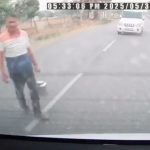 道路をゆっくり横断していた男、車に轢かれ回転しながら空を舞う