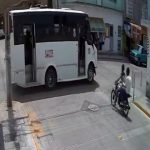 走行中のバスに横から2人乗りのバイクが突っ込む→1人死亡、1人重傷