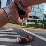 銃を持って歩いていた男、警察の命令を無視→警察に撃たれ死亡