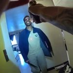 ナイフを振りまして警察に突進した男、警察に射殺される