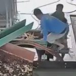 悲鳴が響く…作業員が稼働中の機械に腕を取られてしまう