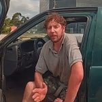 逃走していた容疑者、武器を取り出そうとする→警察に撃たれ死亡