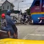 遮断機が下りているのに線路に侵入したオートバイ、列車に轢かれ終わる