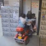 電動三輪車に乗る中国のBBA、エレベーターのドアを突き破って落下