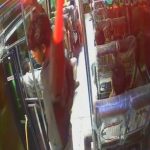 車内が騒然…走行中のバスから10代の若者が飛び降り自殺
