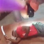 車から降りるのを拒否していた男、ナイフを取り出したため警察に撃たれ死亡