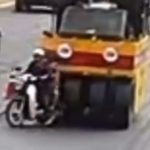 なぜそこに移動したのか…ローラーに轢かれたバイクに乗ってた子供死亡