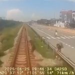 柵を乗り越えてまで渡らなくても…若い夫婦の夫、列車に轢かれ死亡