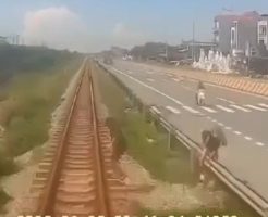 8588668602f7699ead.mp4-3