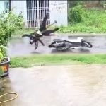 バイクで走行していた若者2人、電線に引っ掛かる→電気ショックで死亡
