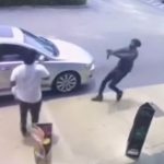 ショッピングセンターを出てすぐに強盗に襲われ殺された男