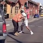 バイカーが故意に轢かれる→バイカーブチギレ、轢いた相手を殴る