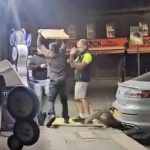 イギリス人が木の板を持つと…2人の男の頭に振り下ろしてKO