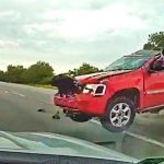 警察の追跡から逃げる犯人、パトカーの目の前で横転し捕まる
