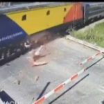 遮断機が下りているのに堂々と線路を渡る老婆、列車に轢かれ死亡