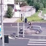 赤信号で横断歩道を渡るJK、電動スクーターごと車に吹き飛ばされる