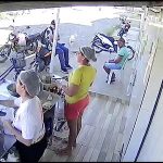 無関係なのに…パステルを揚げていた女店員、流れ弾に当たって死亡