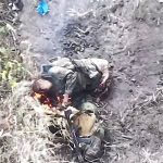 戦場で足を破壊されたロシア兵、生きたまま燃やされて逝く
