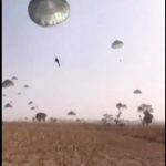 訓練とかしていない？ナイジェリアの空挺部隊の兵士たち、着地に失敗
