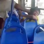 高齢者を狙う強盗に市民ブチギレ、バスの中で強盗犯をボコボコにする