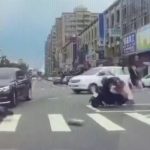 バイクと車の衝突事故によってバイカー3人が巻き込まれる