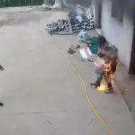 中国の家で火事が発生、妻とキッチンが燃えちゃいました