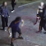 酔っ払い、カップルにボトルを投げる→彼氏が反撃、ナイフで刺す