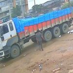 トラックが発射するタイミングを見て…タイヤの下に潜り込んで自殺する男