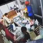 完全に油断していた医師、偽の患者に銃で撃たれて重傷
