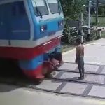避ける気一切なし、線路の真ん中に立って列車に轢かれ自殺する男