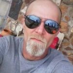 手斧を振り回していた男、警察に近付くも撃たれその場で死亡