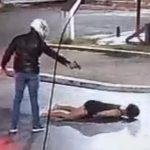 無警戒なトランスジェンダーの女、歩いているところをシカリオに射殺される