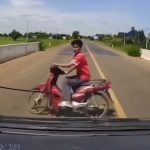 ドラレコで撮られた決定的瞬間、道路を横断したバイクが吹き飛ぶ