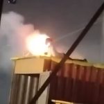 送電線に触れた男、ド派手に燃え首がもげて感電死