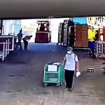 フォークリフトの前を横切ろうとした男、轢かれて逝く